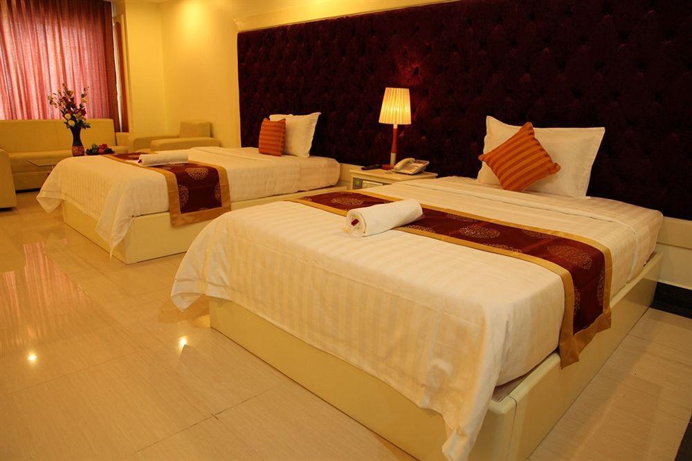 Huang Ting Hotel Phnom Penh Bagian luar foto